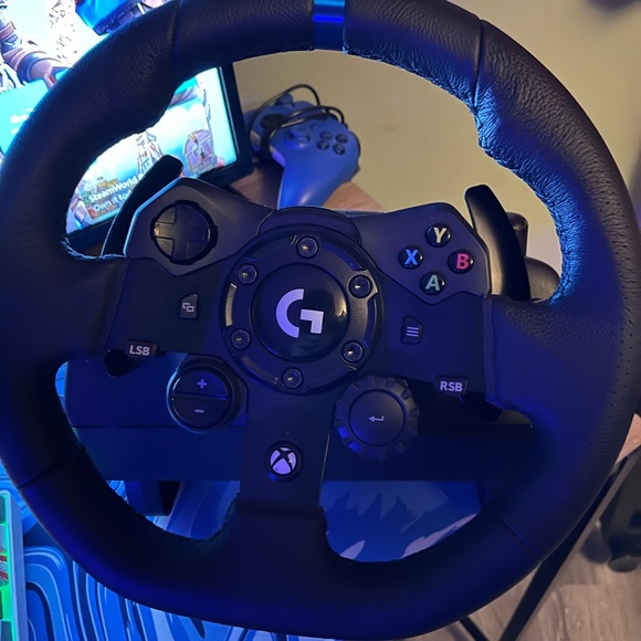 Logitech G923 racing wheel with pedals STAND INCLUDED. - Picture 3 of 8